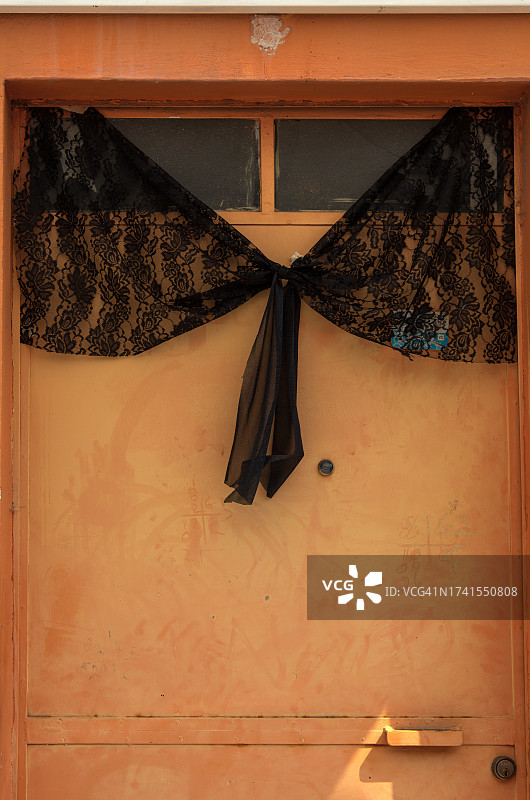 系在房屋前门上方的黑色蕾丝哀悼蝴蝶结图片素材