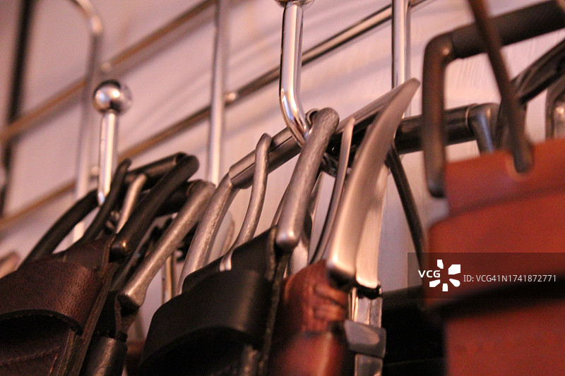 悬挂的腰带特写图片素材