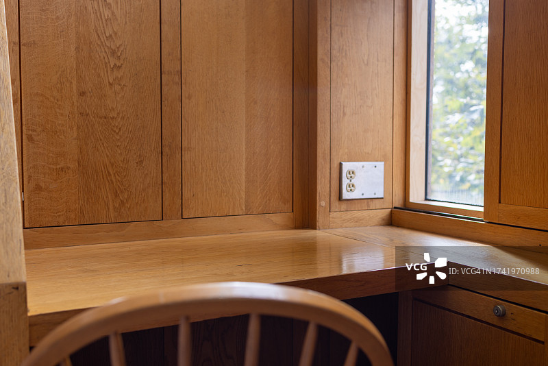 学校图书馆里的学生书桌图片素材