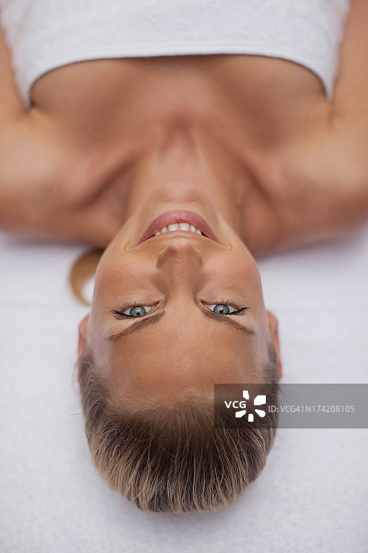 女子躺在按摩台上图片素材