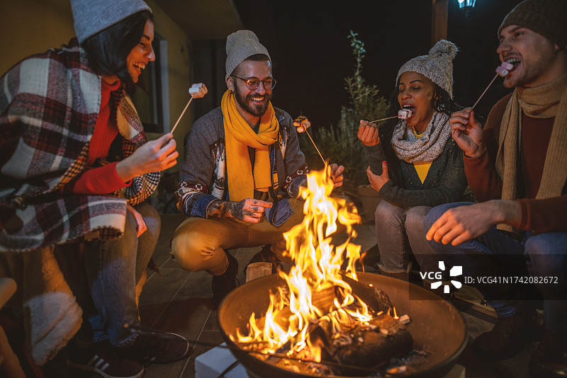 朋友们在后院烤棉花糖图片素材
