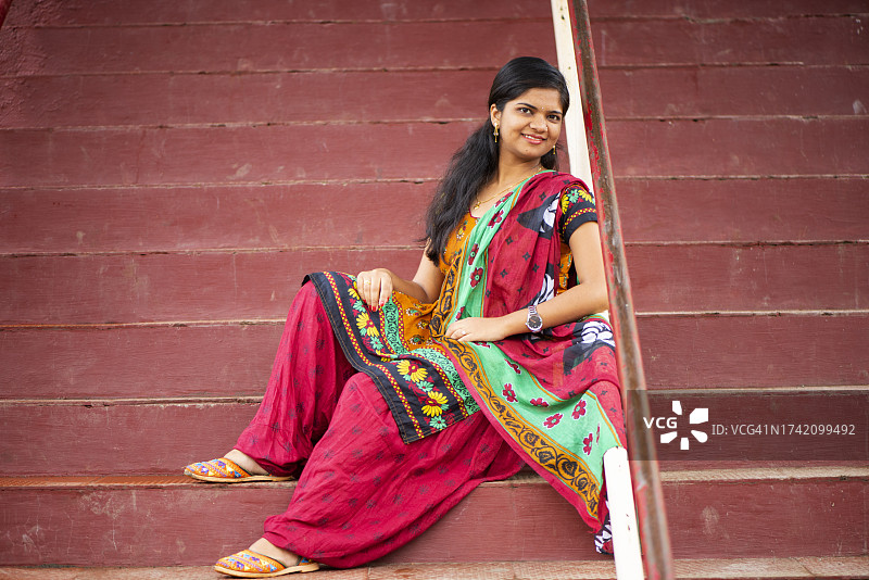 快乐美丽的年轻印度女子肖像图片素材