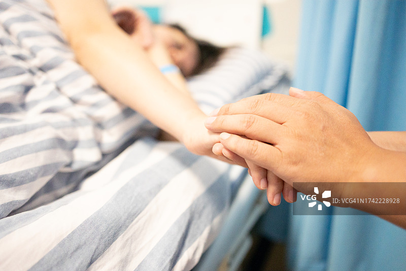 在医院握住病人的手图片素材