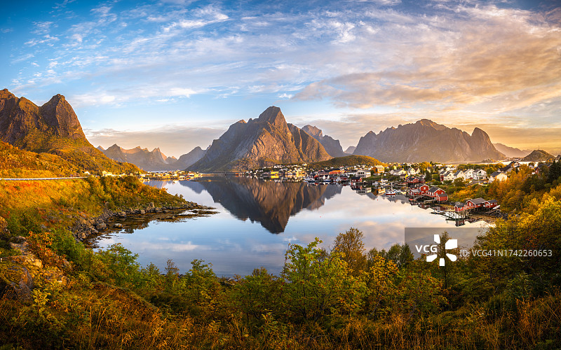 挪威田园小村庄黎明美景图片素材