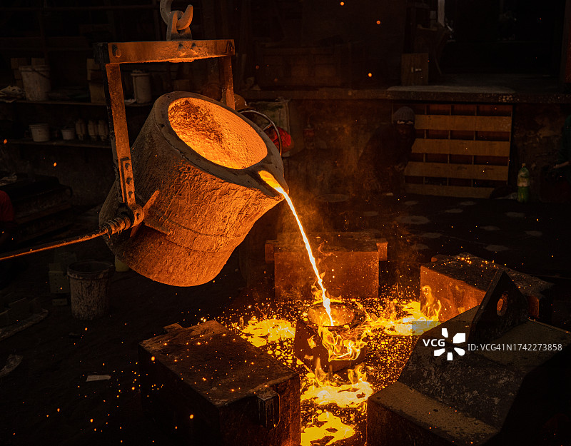 特写：钢铸造厂的熔融金属浇铸图片素材