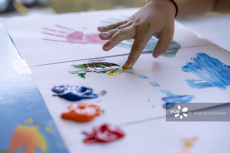 在家进行手指画的小女孩图片素材