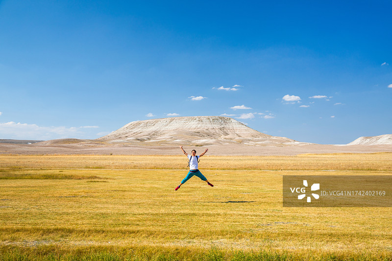 在乡村风景中的背包客图片素材