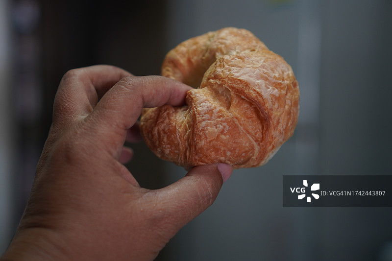 手中的牛角包图片素材