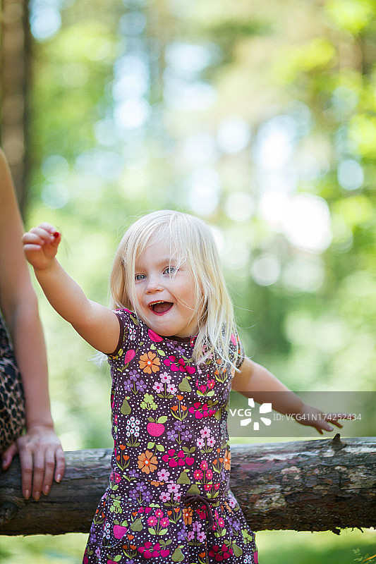 森林里快乐的小女孩图片素材