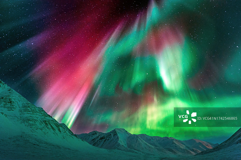 阿拉斯加道尔顿公路阿提甘山口附近美丽的极光图片素材