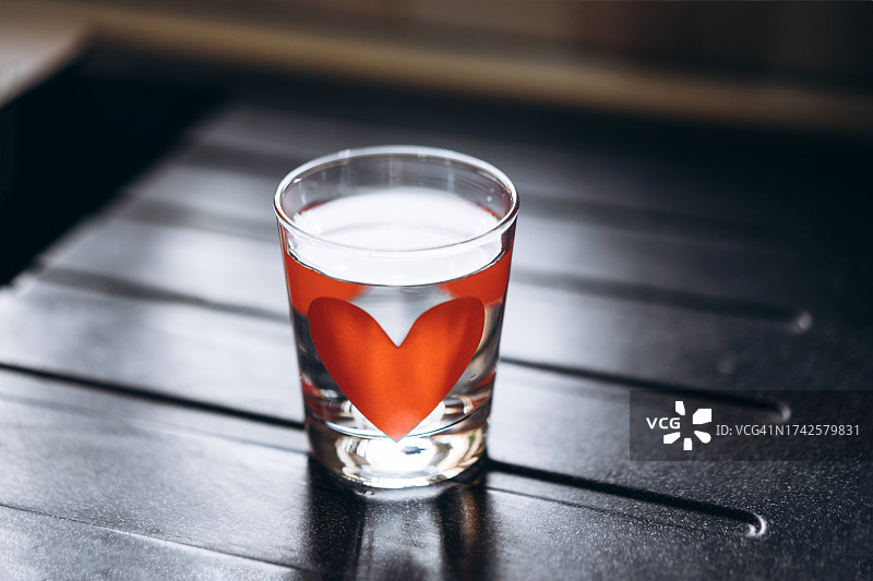 装饮用水的透明玻璃杯图片素材