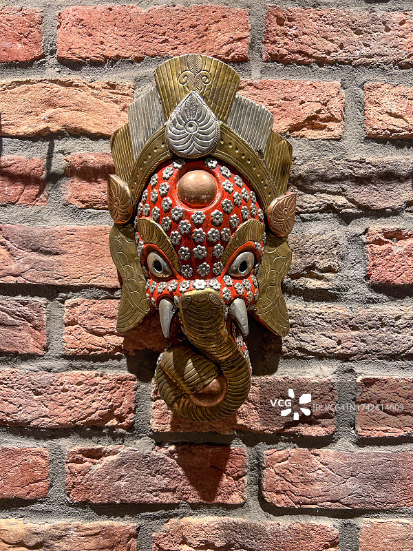 装饰在墙上的尼泊尔金属象头神雕像图片素材