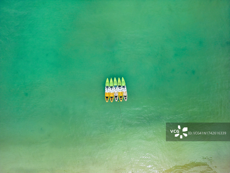 泰国甲米府皮皮岛翡翠绿安达曼独木舟鸟瞰图片素材