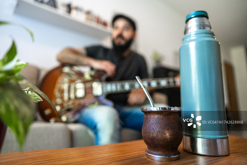 特写：桌子上的马黛茶和保温瓶图片素材