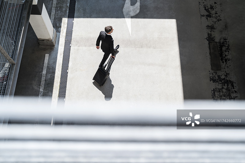 商务人士携带行李出行（俯视）图片素材