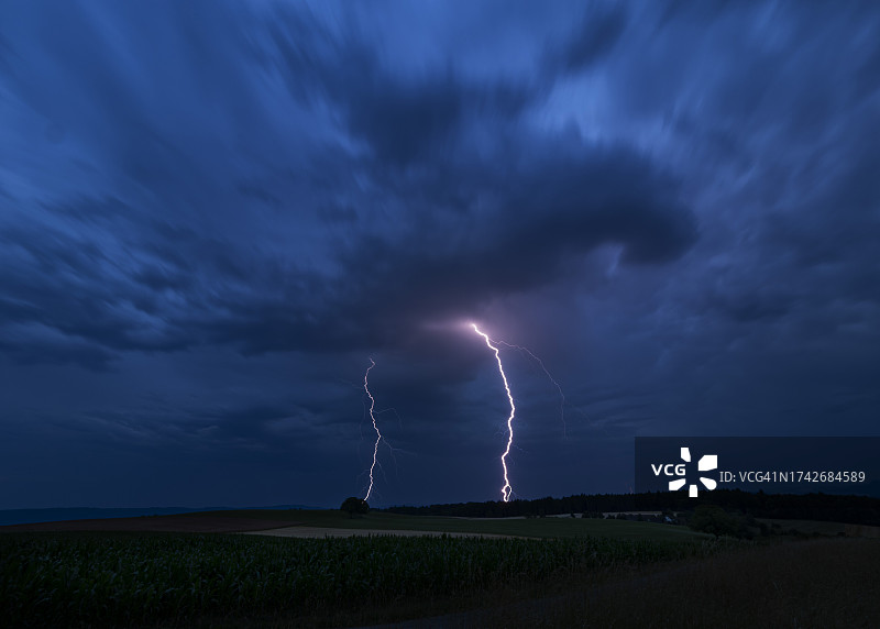 德国巴登-符腾堡夏季雷暴之夜的长曝光图片素材