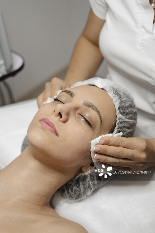 美容师为女士面部进行皮肤护理图片素材