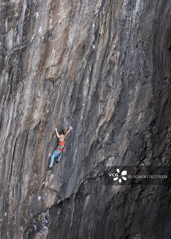 女人用绳索爬山图片素材