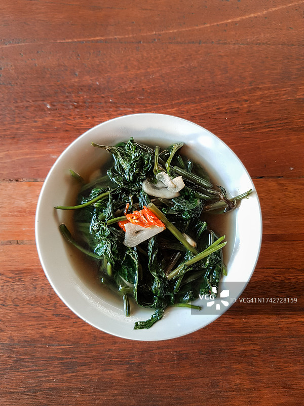 餐桌上的炒空心菜图片素材
