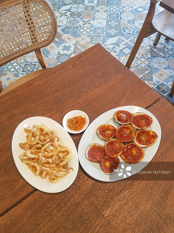 烤蛤蜊和炸鱿鱼圈图片素材