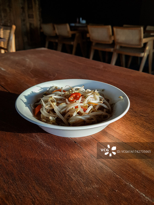 木桌炒豆芽图片素材