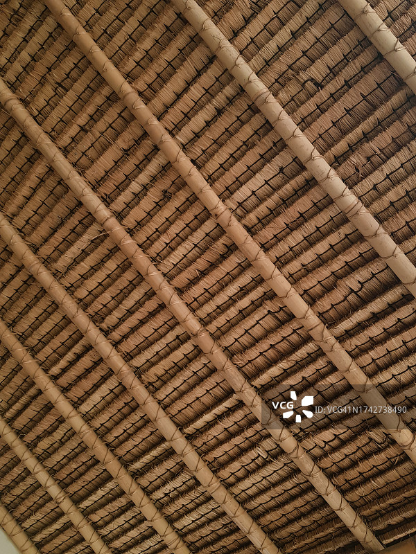 传统茅草屋顶仰视拍摄图片素材