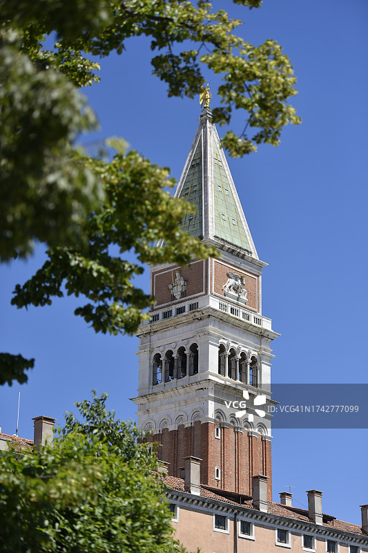 意大利威尼托威尼斯：阳光下的圣马可钟楼外观图片素材