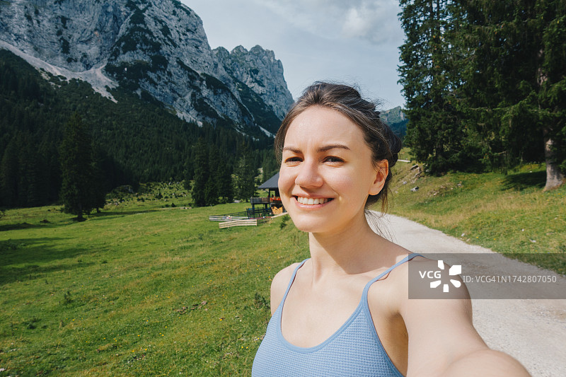 徒步旅行中微笑的女人自拍图片素材