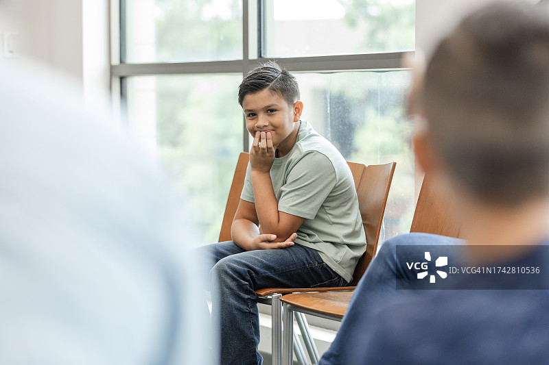 等待校长的调皮少年图片素材