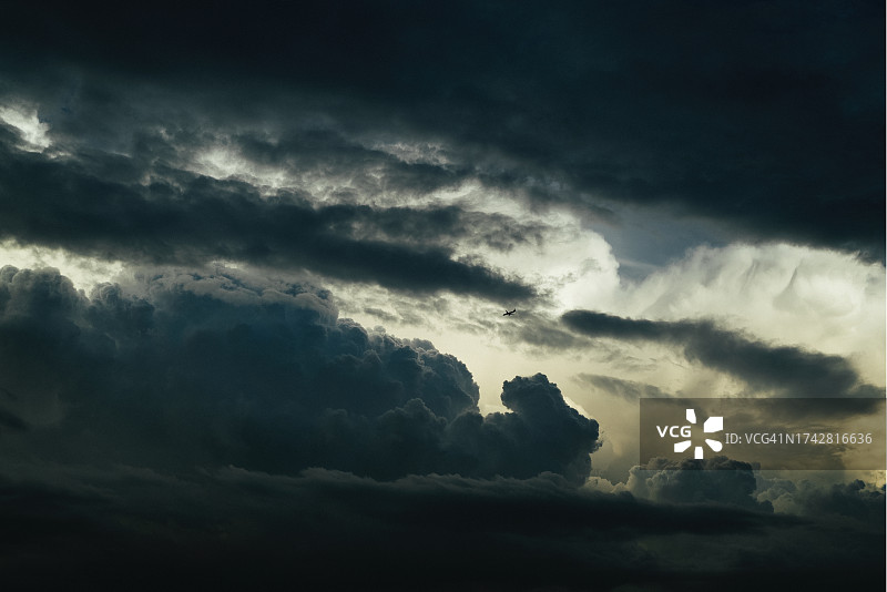 大朵云彩与小型飞机图片素材