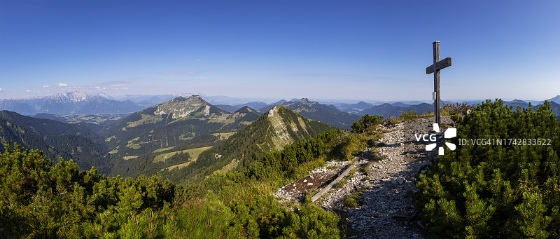 奥地利萨尔茨堡地区格鲁伯峰山顶十字架的无人机全景图片素材