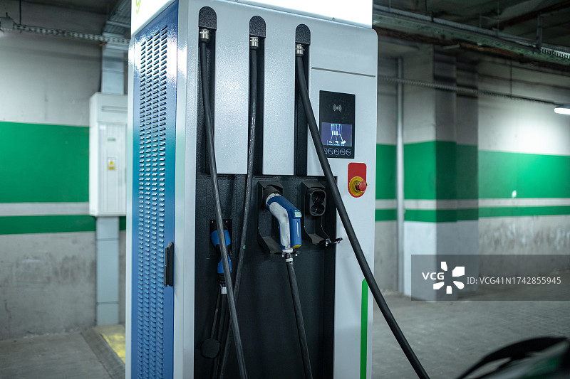 地下停车场的电动汽车充电站图片素材