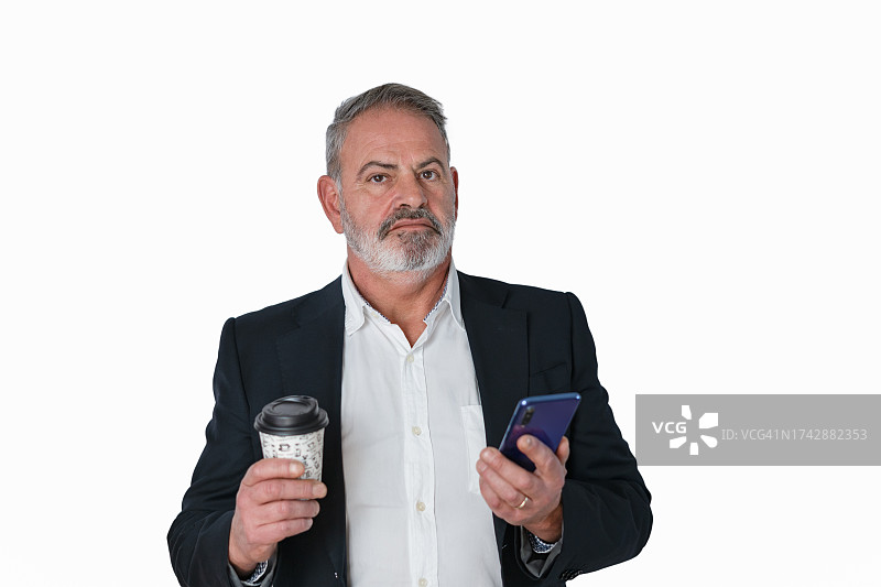 使用手机并拿着一次性咖啡杯的时尚商人图片素材