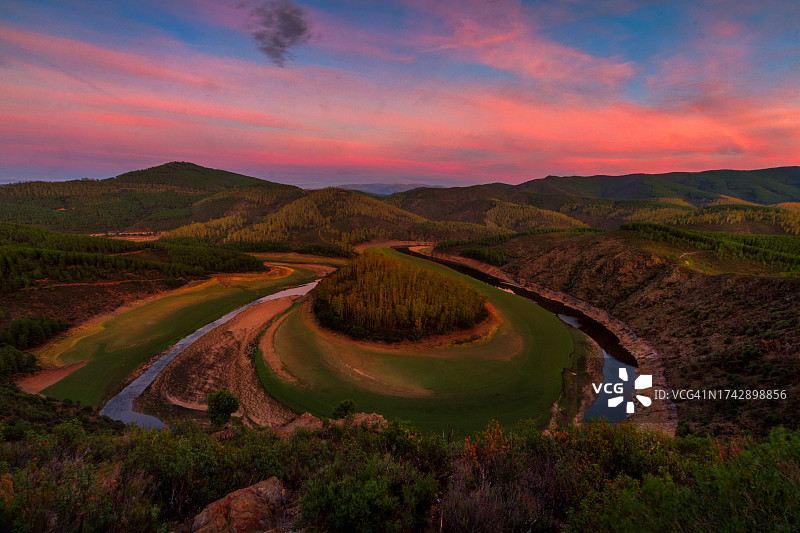日落时天空映衬下的风景图片素材