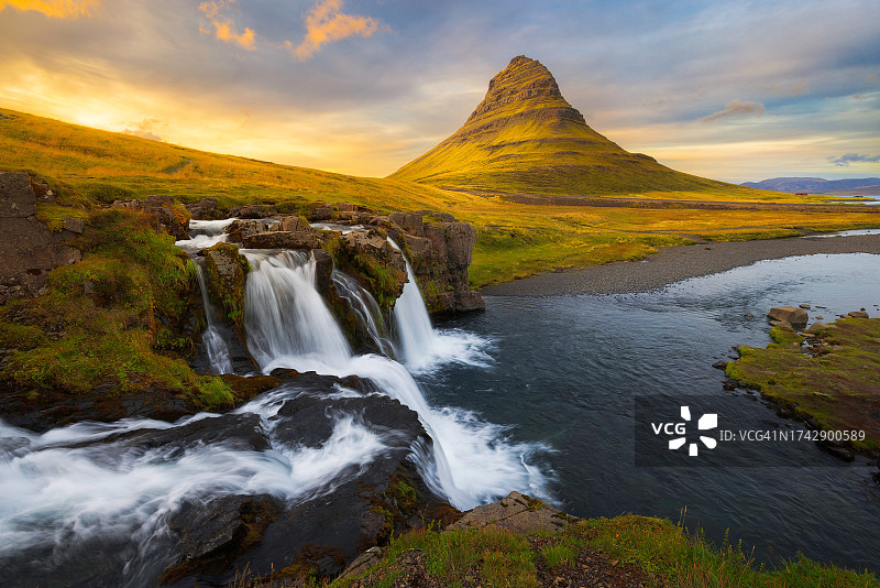 日落瀑布美景图片素材