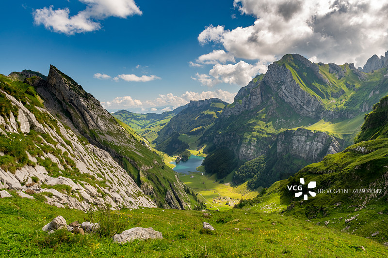 山对着天空的美景图片素材