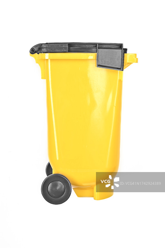 白色背景下的黄色桶特写图片素材