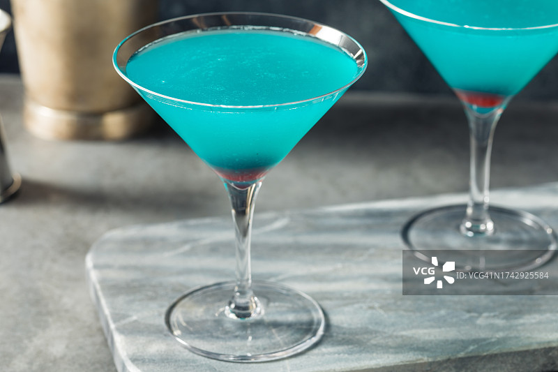 马提尼酒杯饮品特写图片素材