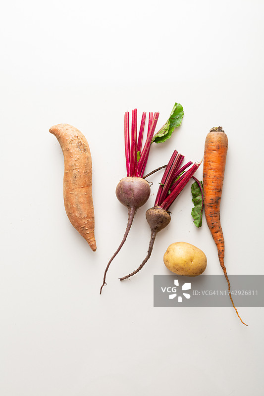 白色背景上的胡萝卜俯视图图片素材