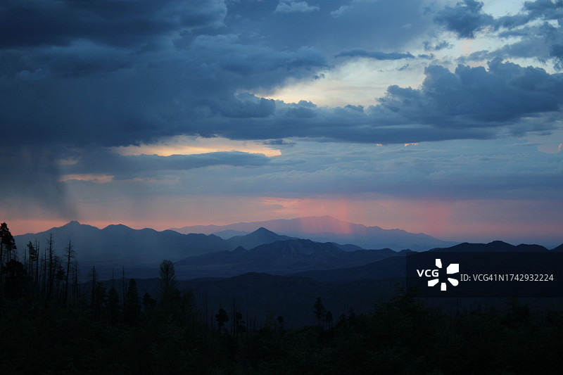 美国亚利桑那州日落时分天空下的群山剪影图片素材