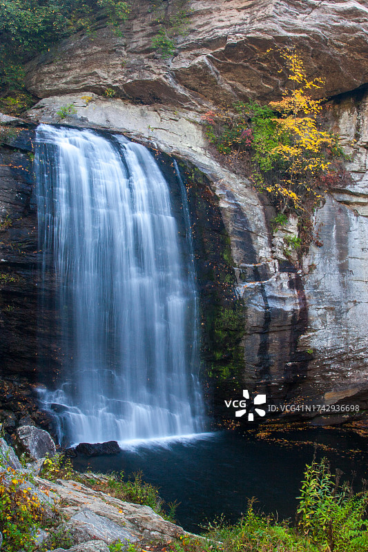 森林瀑布的风景，布里瓦德，北卡罗来纳州，美国图片素材