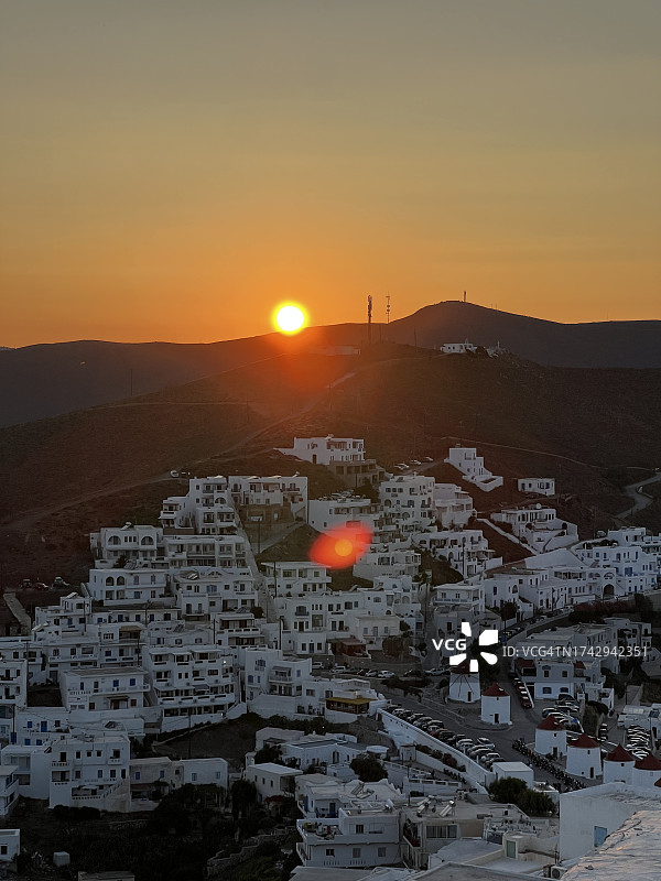 阿斯蒂帕莱阿日落时分的城镇景观航拍图片素材