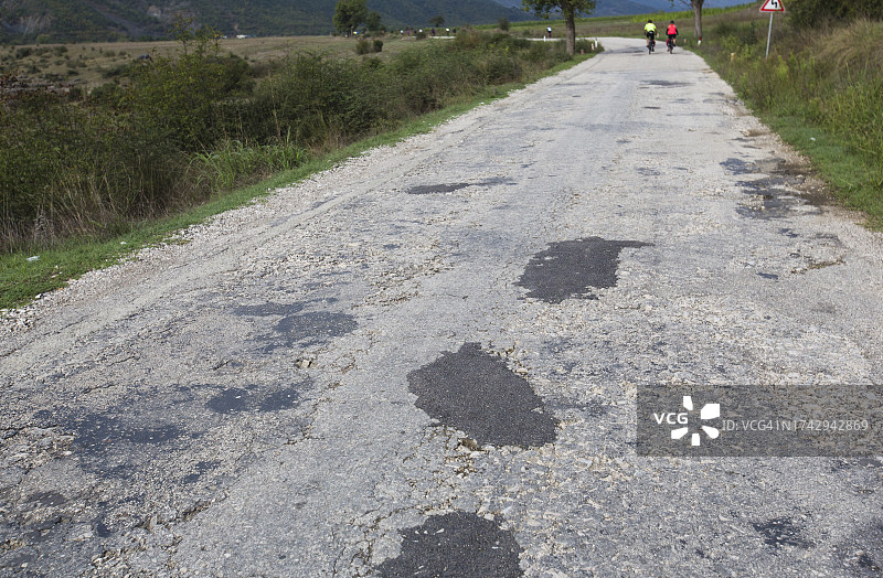 阿尔巴尼亚一条破旧的乡村公路图片素材