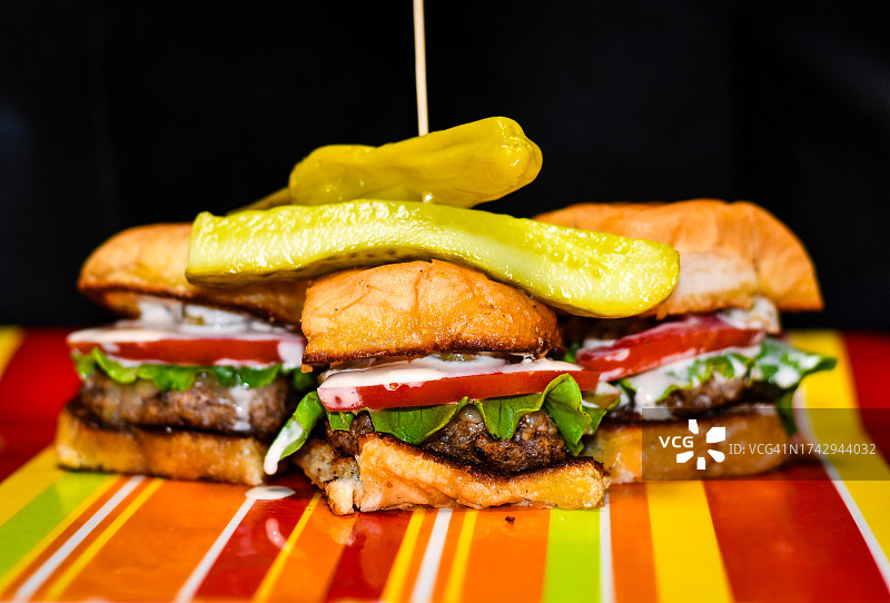 桌子上的汉堡特写，美国印第安纳州密歇根市图片素材