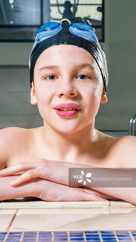 游泳池里的男孩肖像图片素材