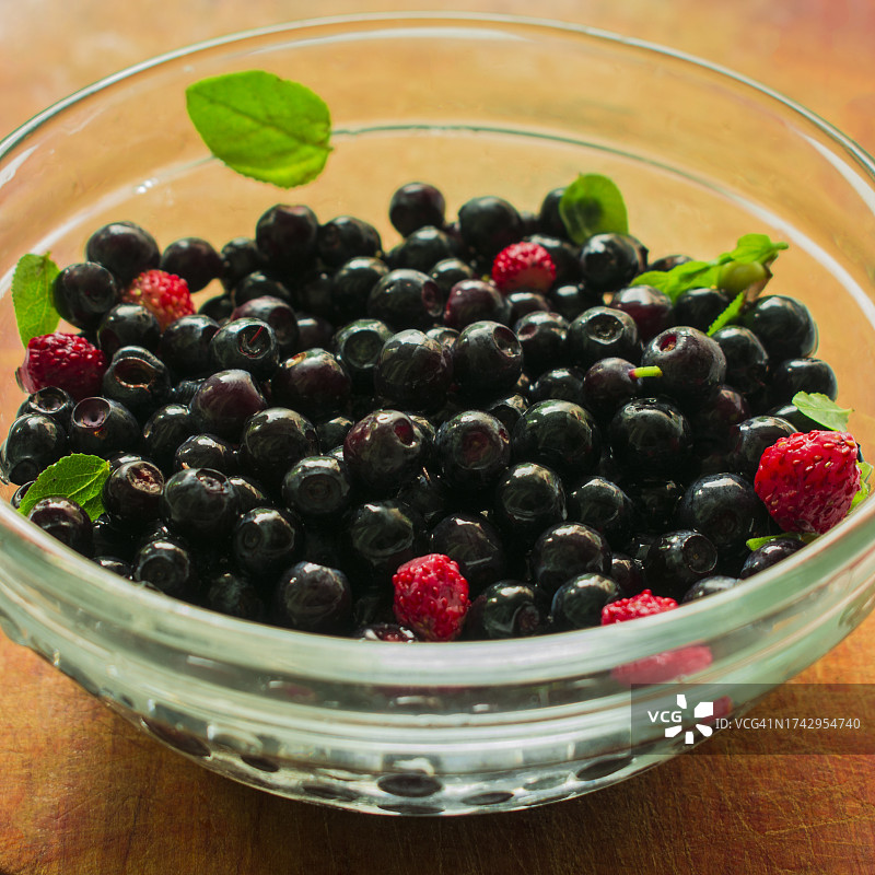 桌上碗中浆果特写图片素材