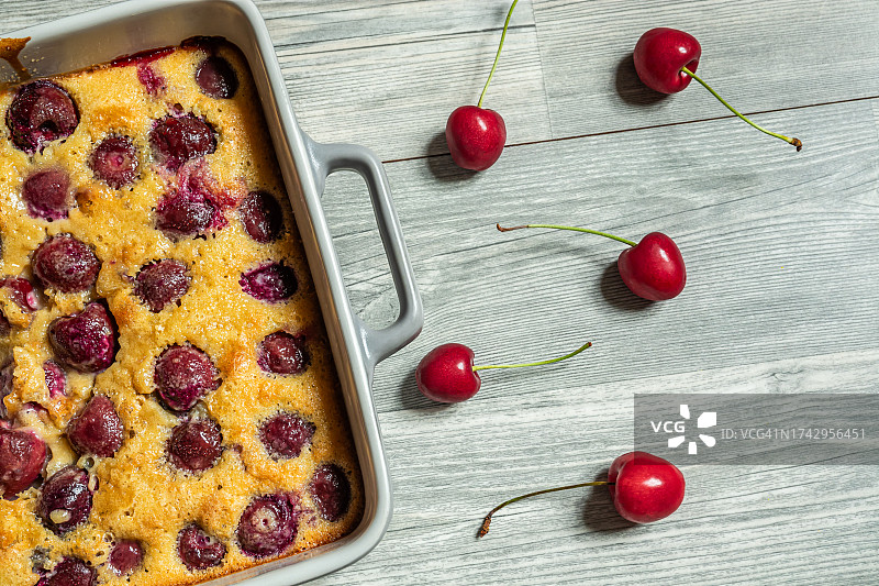 桌上的草莓挞俯视图，法国图片素材