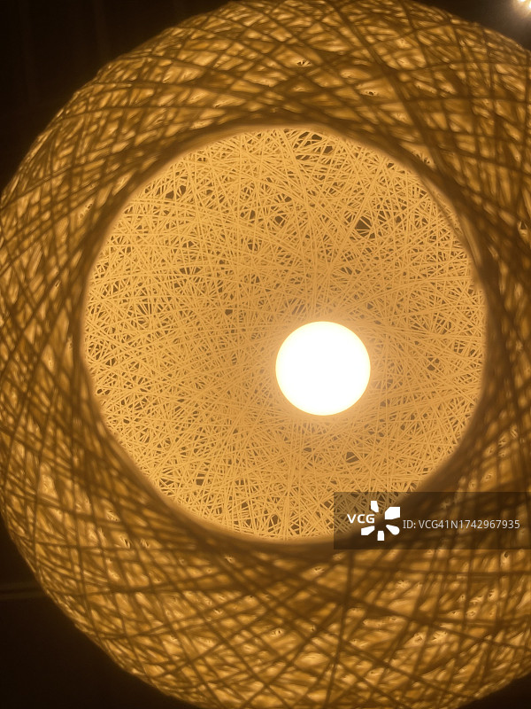 日本千叶县船桥市暗室中的吊灯特写图片素材