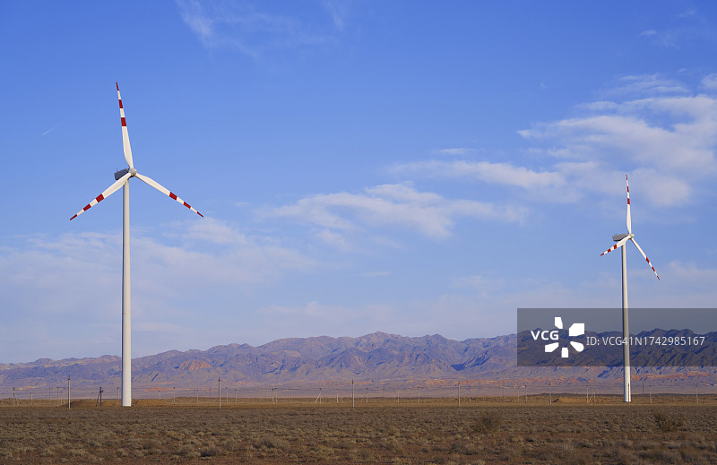 美国加利福尼亚州风力涡轮机与山丘背景图片素材