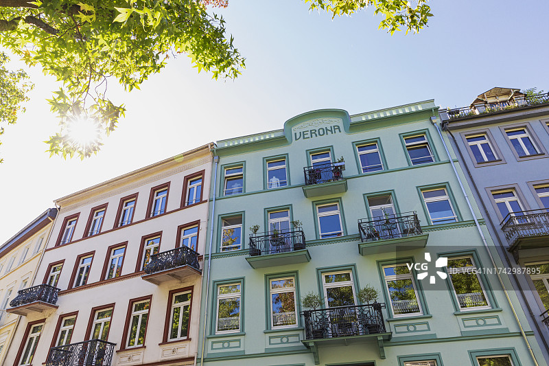 德国莱茵兰-普法尔茨巴特埃姆斯历史悠久的彩色公寓楼图片素材